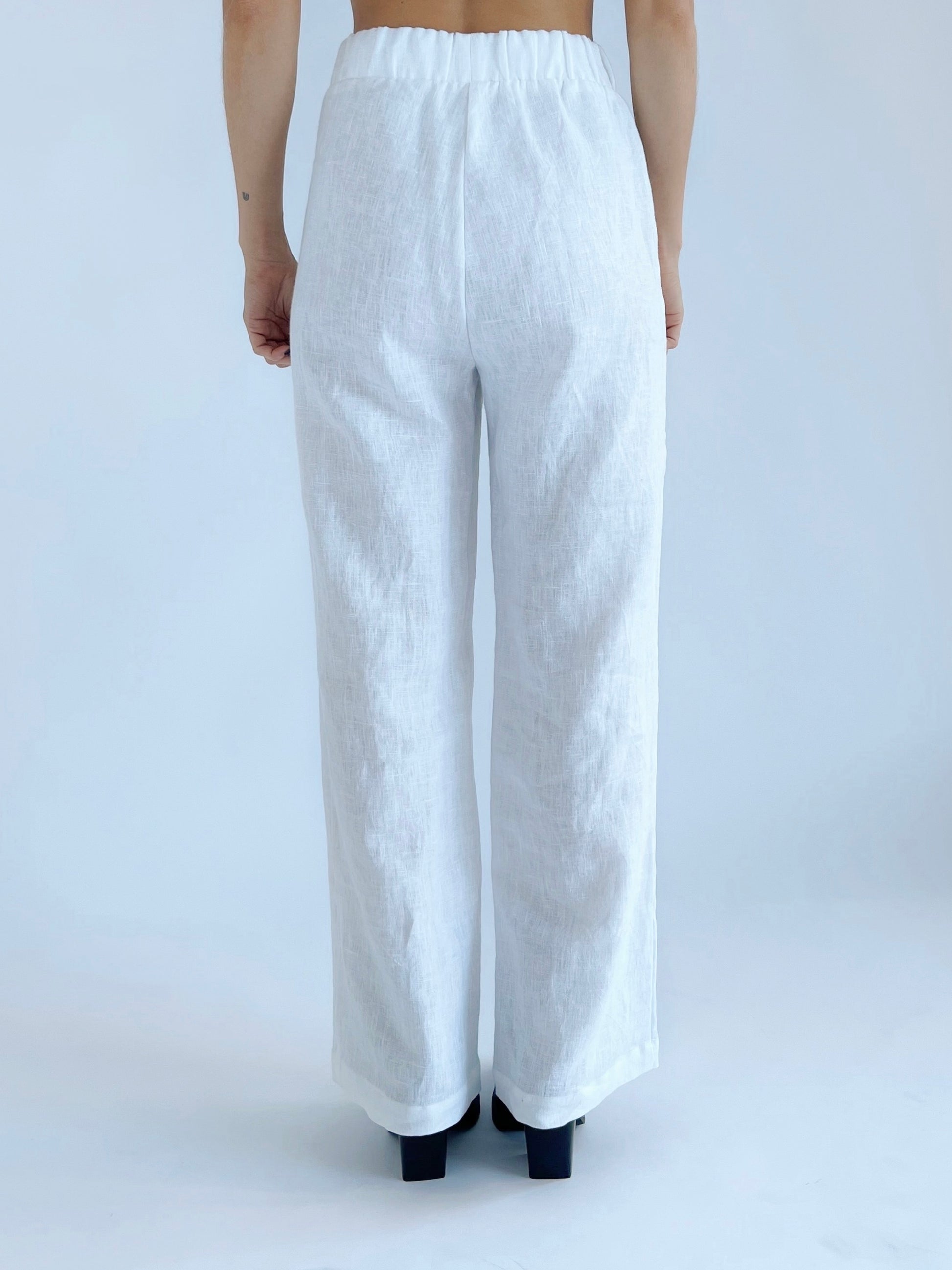 LUMI Linen trousers back with shoes