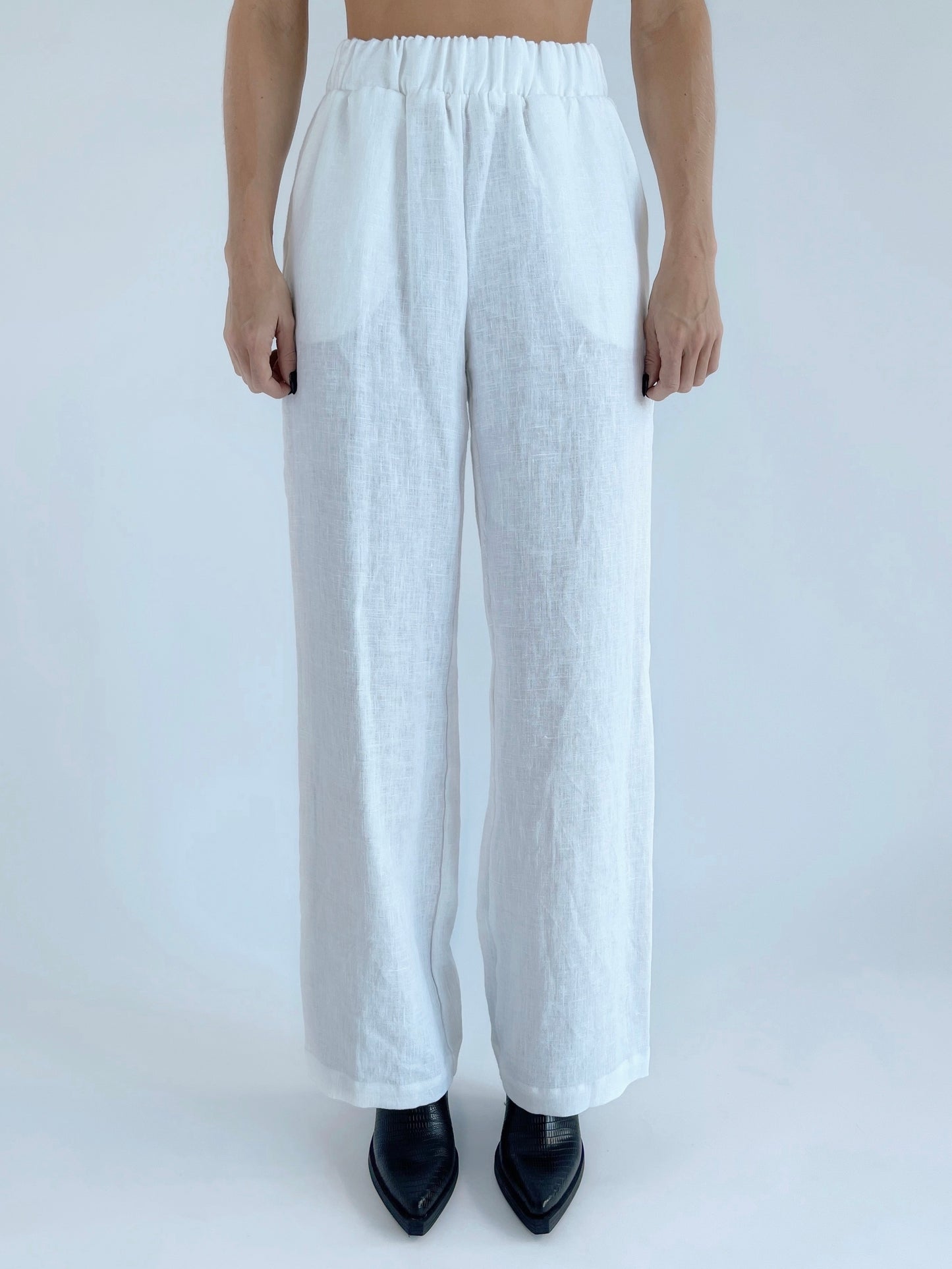 LUMI Linen trousers front with shoes